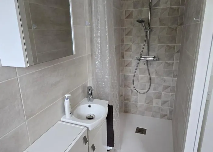 La De Celine * Curzon